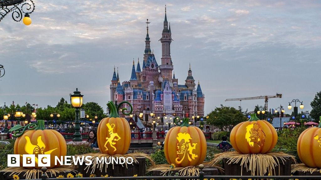 Disney en Shanghái: un grupo de turistas queda encerrado en el parque temático por la política "cero covid" de China