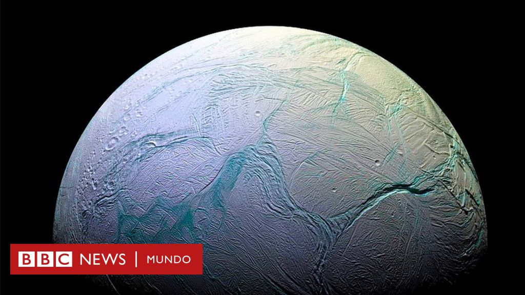 El fascinante descubrimiento de un chorro de vapor de agua de 9.600 km que expulsa una luna helada de Saturno
