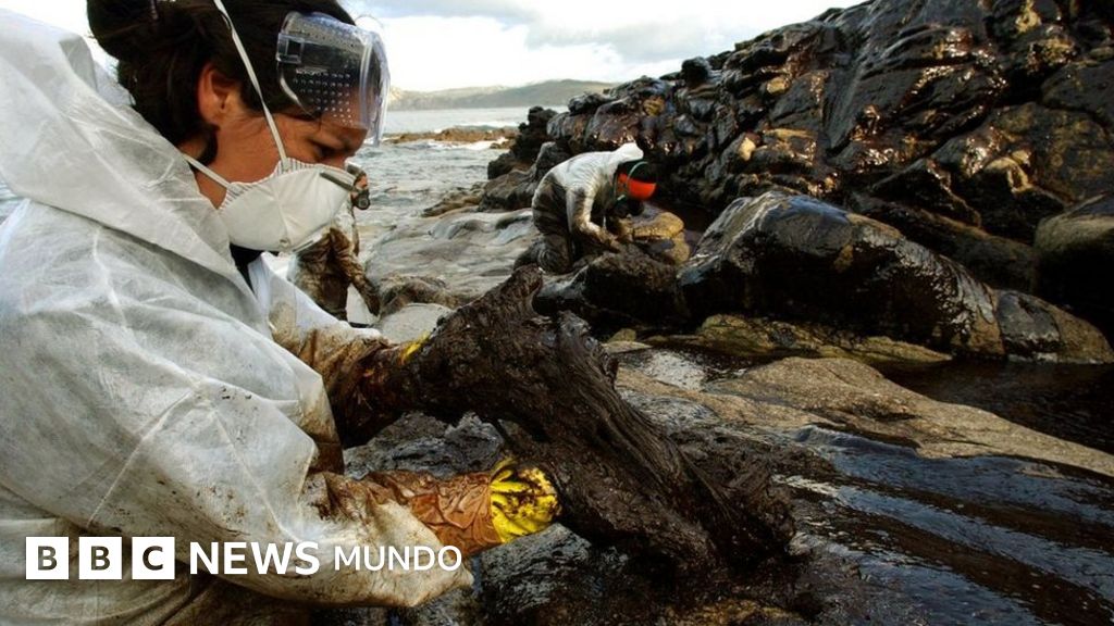 “Fue probablemente el mayor acto de amor colectivo en defensa de la naturaleza": 20 años del Prestige, la mayor catástrofe ambiental de la historia de España