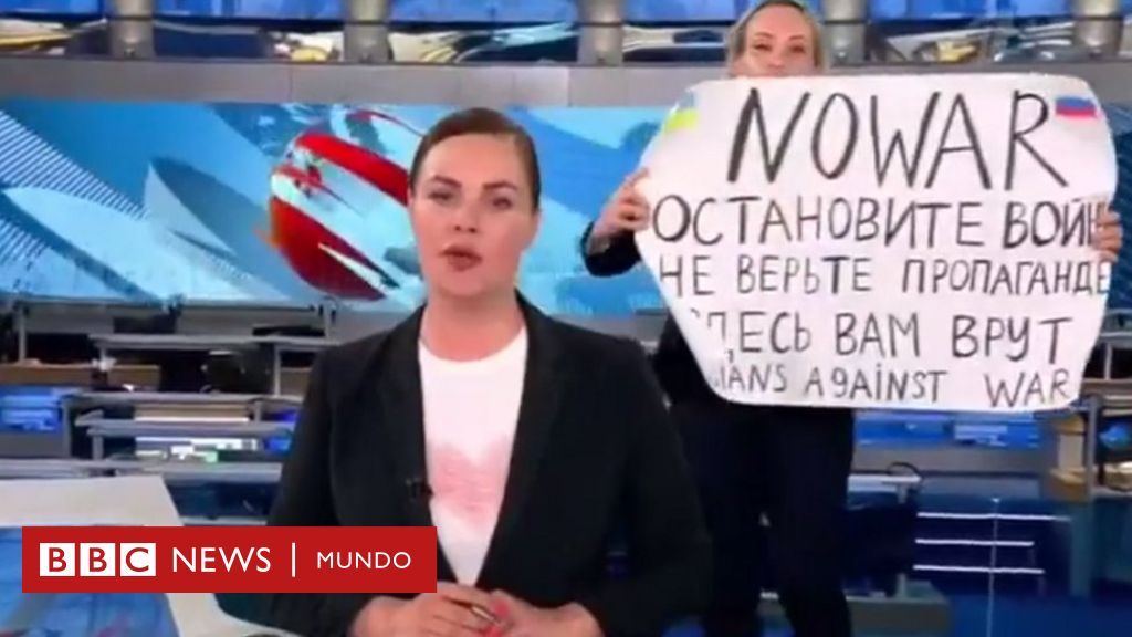 Rusia y Ucrania: una mujer interrumpe un noticiario ruso con un cartel en  contra de la guerra - BBC News Mundo