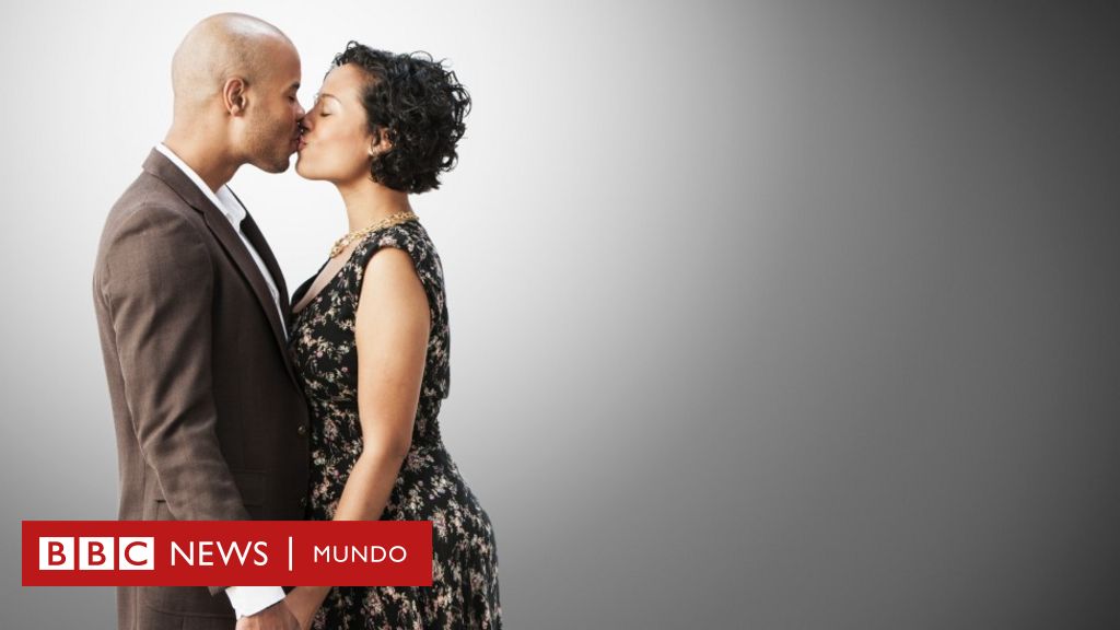 Por qué los seres humanos empezamos a besarnos - BBC News Mundo