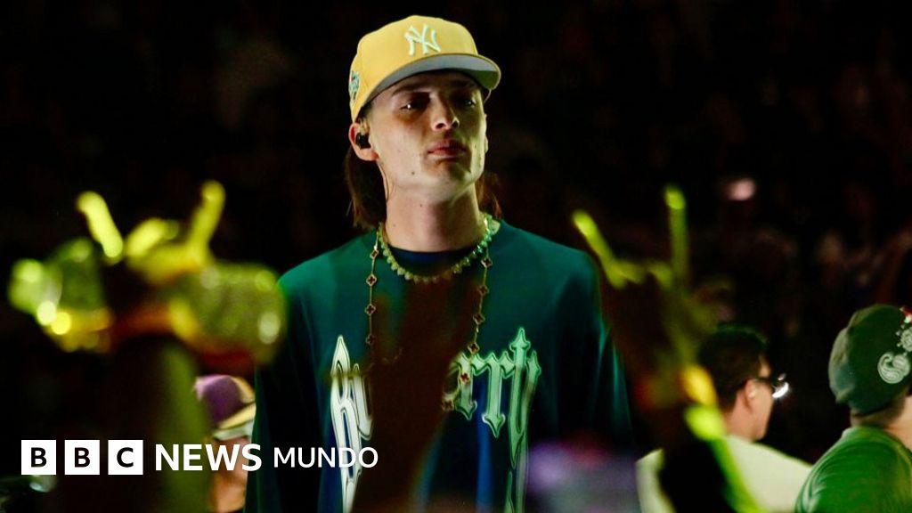 Quién es Peso Pluma, el nuevo fenómeno musical mexicano que superó a Bad Bunny en las búsquedas de YouTube