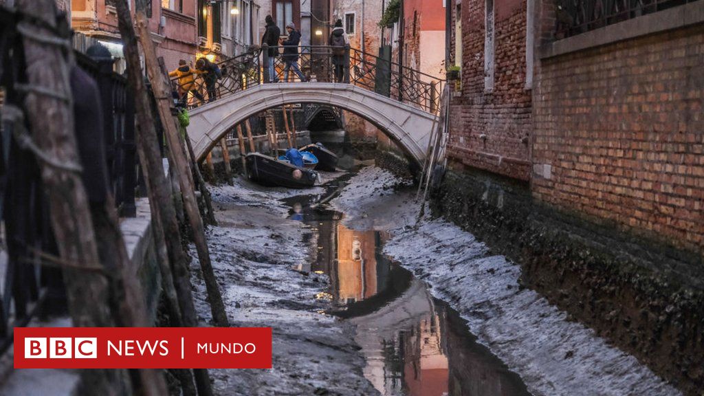 Impressionante immagine dei canali asciutti di Venezia