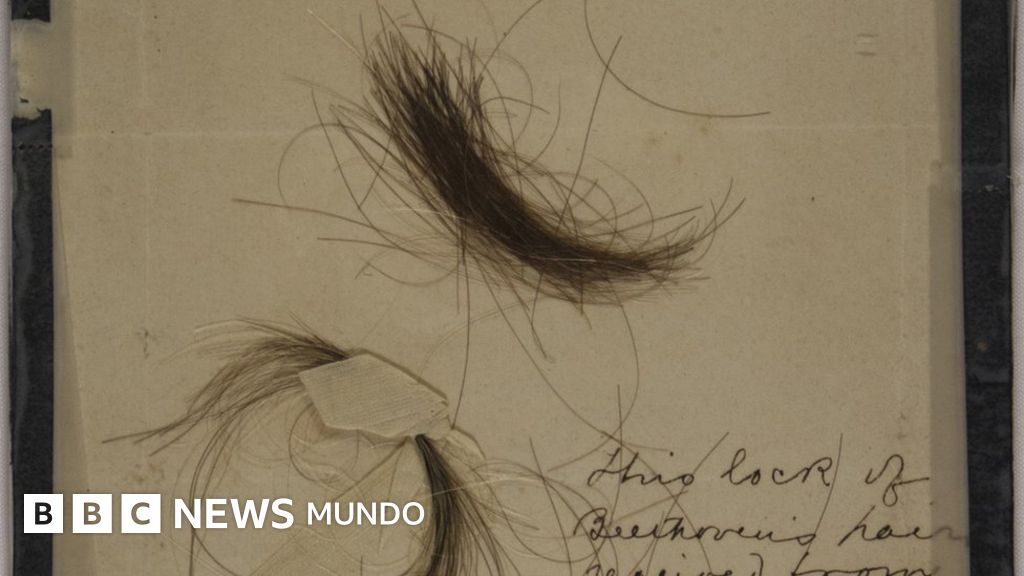 Cómo un mechón de pelo de Beethoven da pistas sobre las posibles causas de la muerte del famoso compositor
