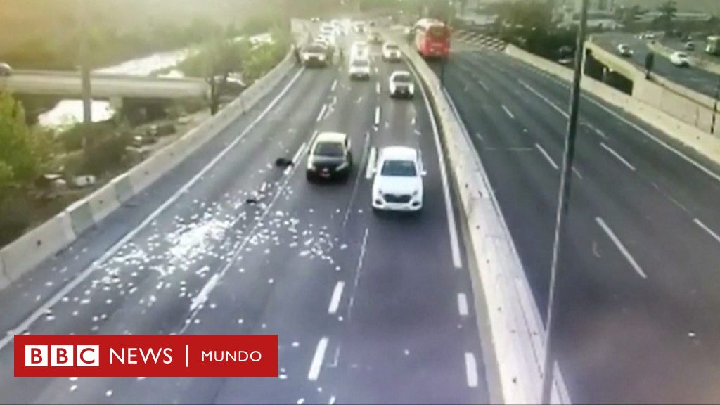 Money rains on highway after Chile burglary – BBC News Mundo
