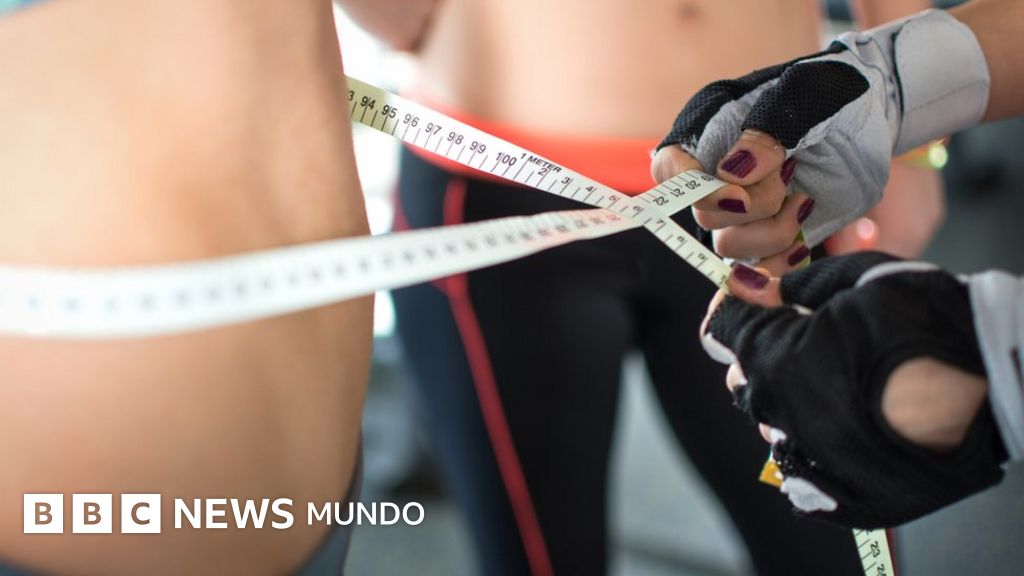 Rutina de gimnasio para bajar de peso con pesas