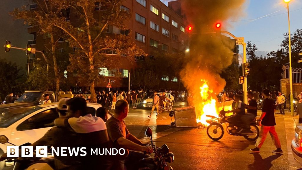 "Dijeron que si no nos callábamos nos violarían": los testimonios de las protestas que dejan decenas de muertos en Irán