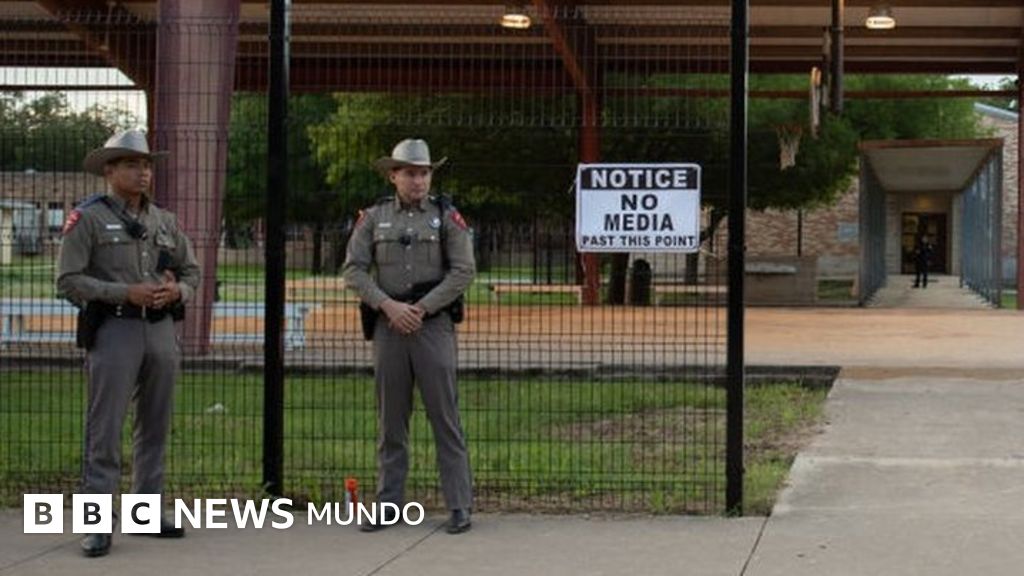 Uvalde: suspenden de sus actividades a los agentes de policía del distrito escolar tras el tiroteo del pasado mayo