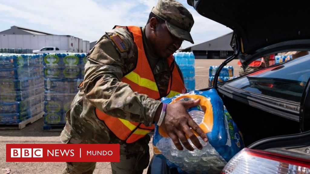 ¿Cómo es posible que se haya quedado sin agua potable una ciudad de 200.000 habitantes en EE.UU.?