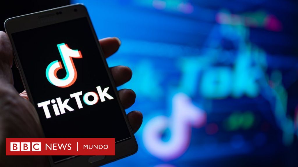 Un teléfono con el logo del TikTok