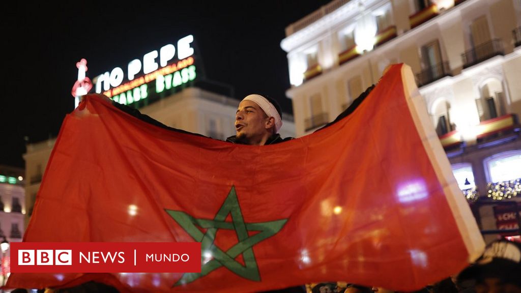 Mundial | En fotos: la euforia de marroquíes e hinchas de su selección en las calles de Europa y países árabes por el histórico pase a cuartos