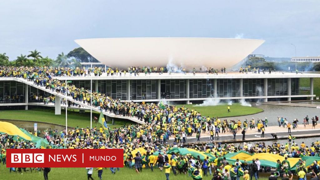 Cómo ocurrió el asalto de miles de seguidores de Bolsonaro a las sedes de los tres poderes en Brasil