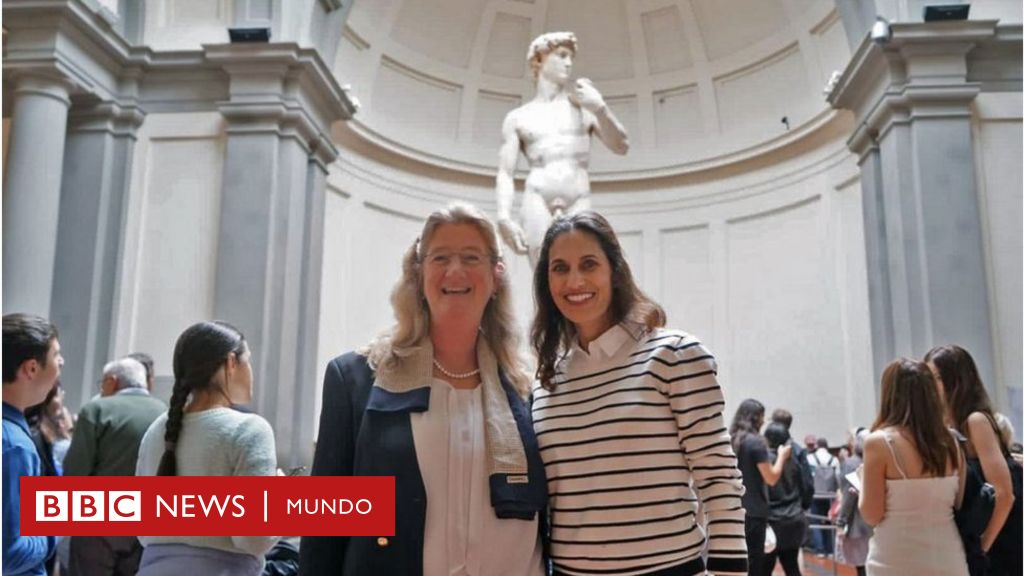 La directora de escuela forzada a renunciar en Florida por mostrar el David de Miguel Ángel visita la icónica estatua en Florencia