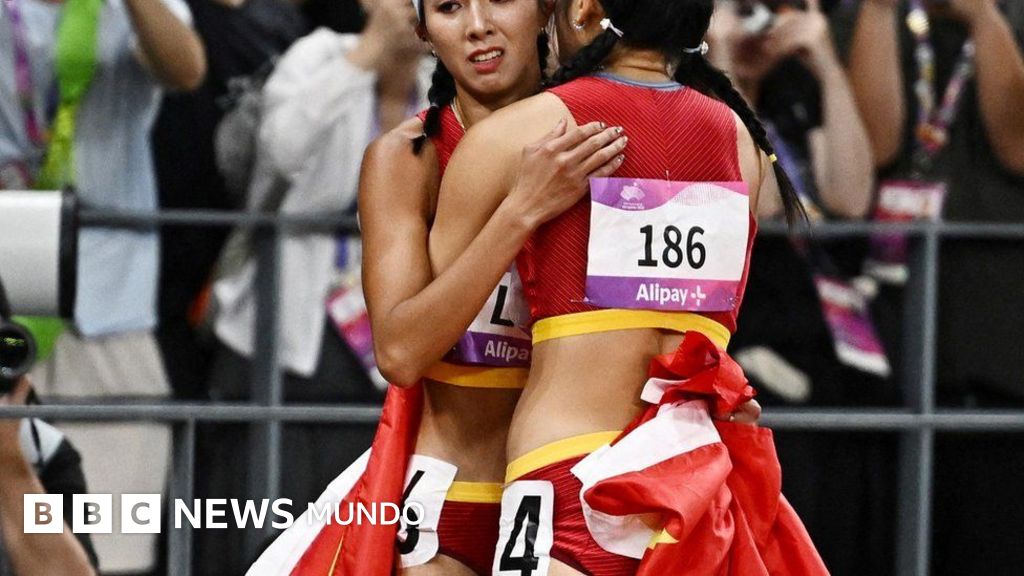 China censura una imagen de dos atletas abrazándose porque recuerda a Tiananmen (y qué tiene que ver el número 64)