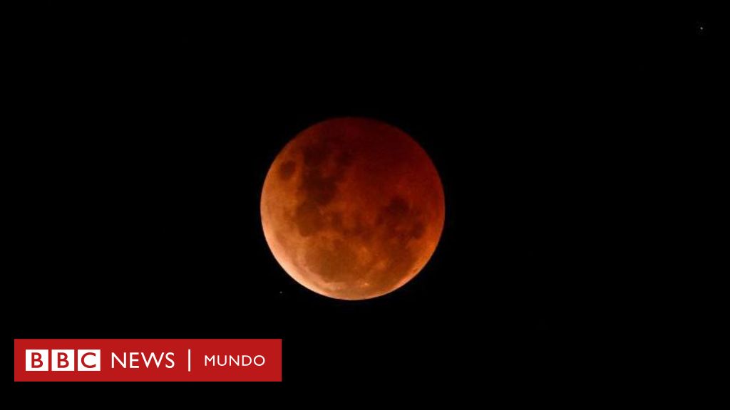 Cómo y cuándo se puede ver el eclipse lunar total en América Latina y el Caribe este viernes