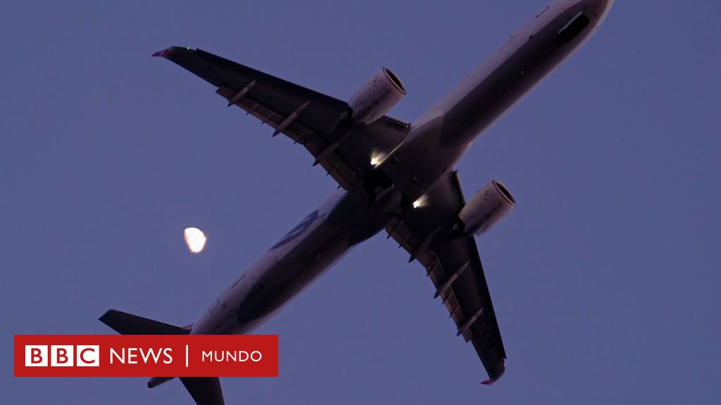 "Pasamos del servicio de cena a lidiar con un cadáver": qué sucede cuando un pasajero muere en un avión