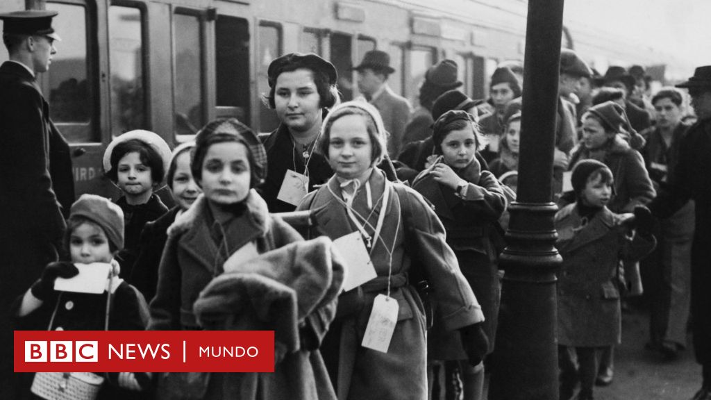 Ropa de niñas de 1940 fotografías e imágenes de alta resolución