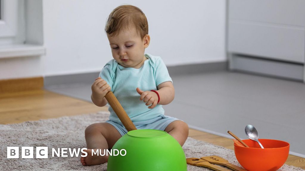 Cómo lograr que un bebé se entretenga solo sin necesidad de recurrir a las pantallas