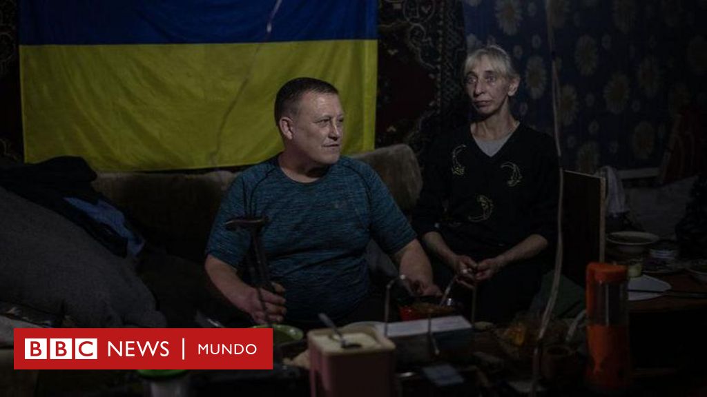 El peligro constante en el que viven los últimos residentes de las ciudades abandonadas en el frente de la guerra en Ucrania