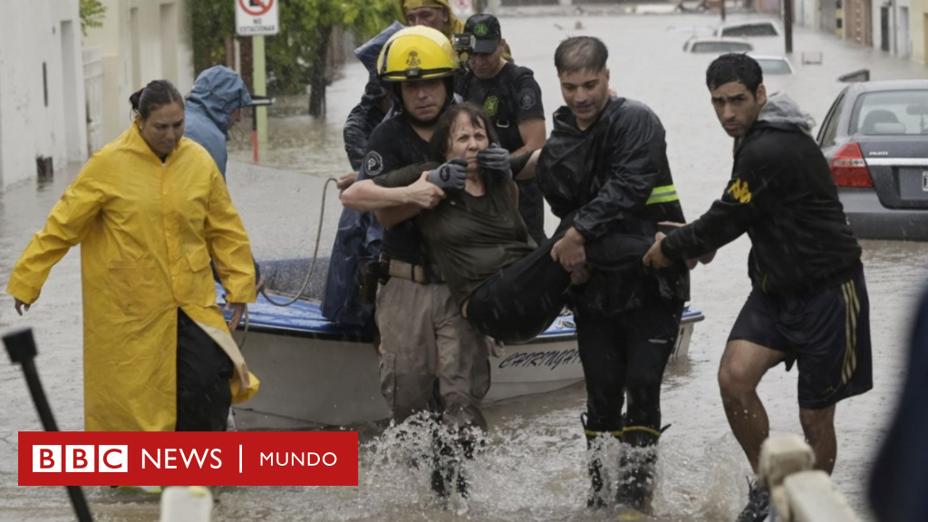 Las imágenes de las graves inundaciones en la ciudad argentina de Bahía Blanca que han dejado al menos 6 muertos