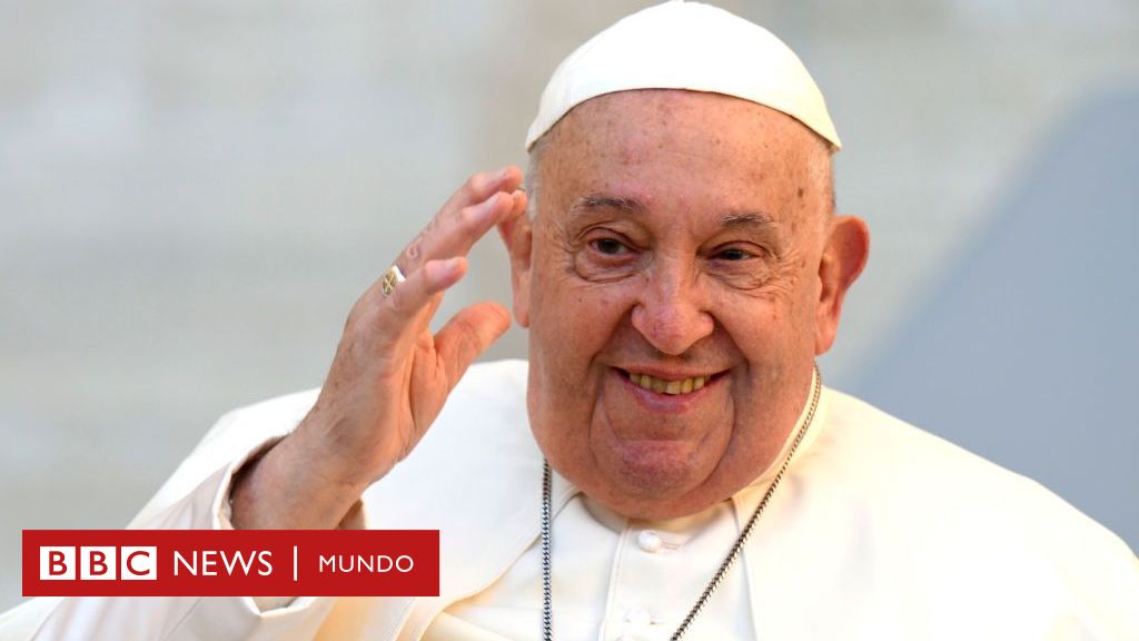 El Vaticano asegura que el papa Francisco pasó una noche "tranquila" tras calificar de "crítico" su estado de salud