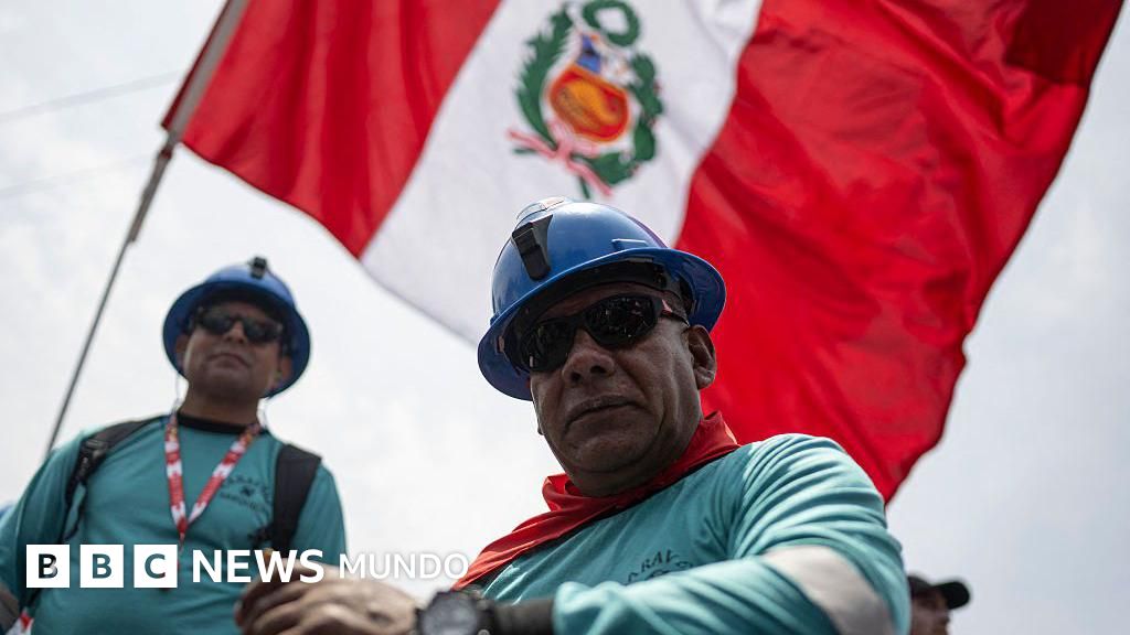 Cómo las crisis políticas llevaron a Perú a tener una "economía zombi" y acabaron con el mito de su crecimiento sin límites