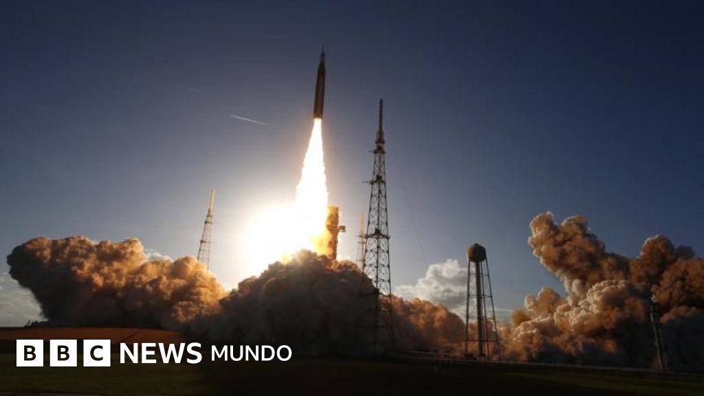 La misión Artemis II de la NASA despega rumbo a la órbita de la Luna en un histórico lanzamiento