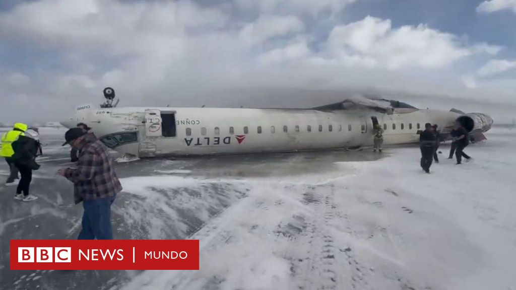 La impactante imagen de un avión que volcó al aterrizar en el aeropuerto de Toronto y dejó al menos 18 heridos