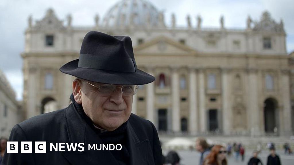 Quién es Raymond Burke, el cardenal ultraconservador crítico del Papa que será desalojado del Vaticano
