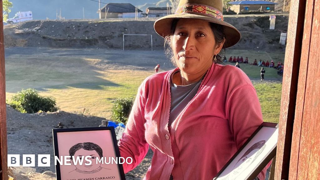 "Si sobrevivías a Sendero, te mataban los militares": Oronccoy, la comunidad de Perú que perdió tres cuartas partes de su población y ahora recupera los restos de 22 niños asesinados
