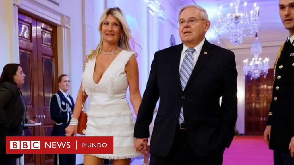 Lingotes de oro, medio millón en efectivo y un auto de lujo: el senador de origen cubano Bob Menendez y su esposa son acusados en EE.UU. de recibir sobornos