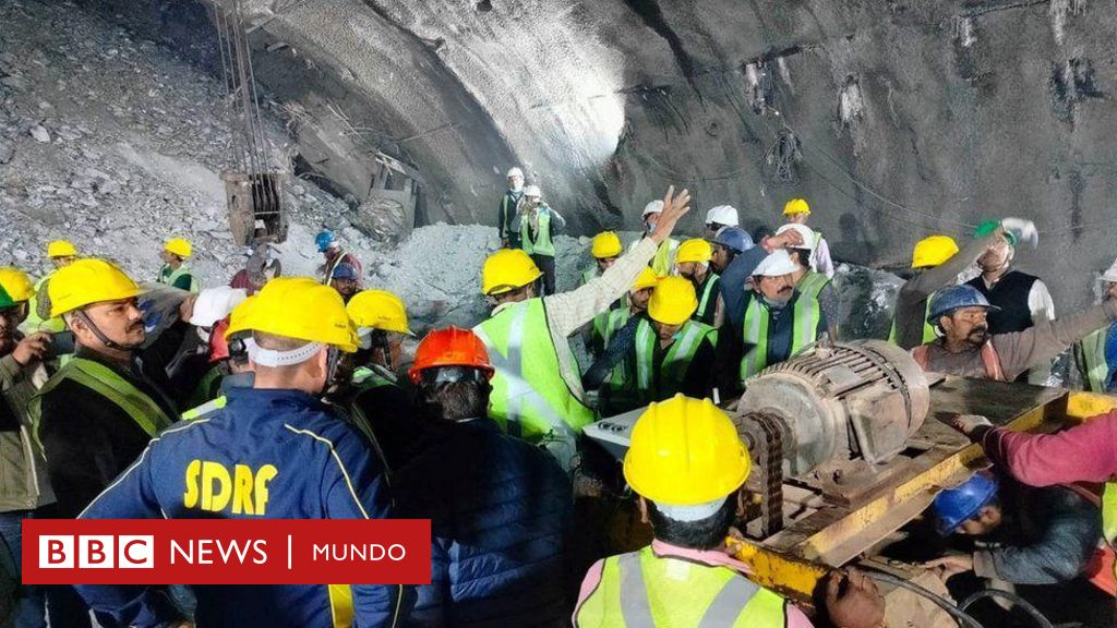 La carrera contrarreloj para rescatar a 40 trabajadores atrapados desde hace casi una semana en un túnel en India