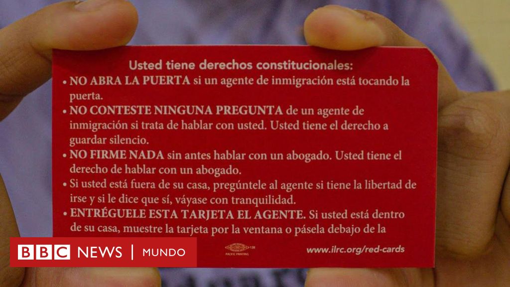 "No abra la puerta": qué dice la tarjeta roja en 19 idiomas que ayuda a los migrantes en riesgo de deportación en EE.UU.