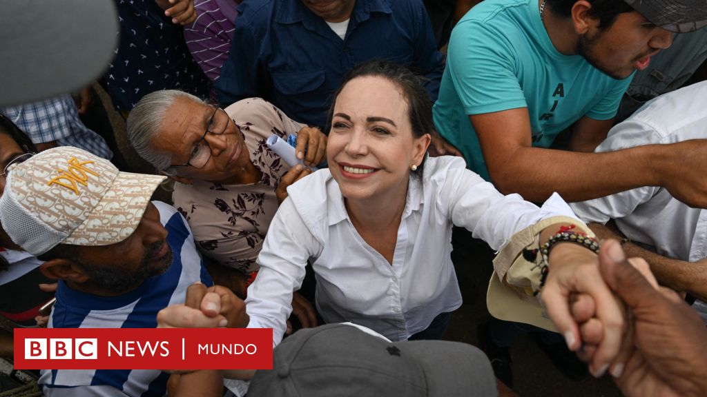 María Corina Machado, la elegida de la oposición de Venezuela para desafiar a Maduro (y cómo le puede afectar su inhabilitación)