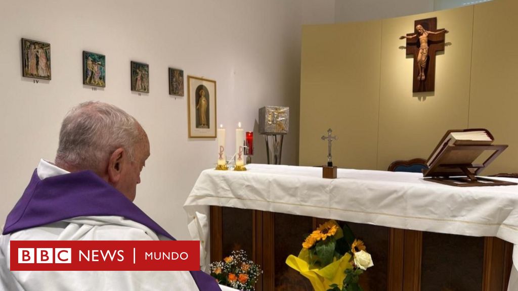 El papa Francisco fue visto por primera vez desde que ingresó en el hospital