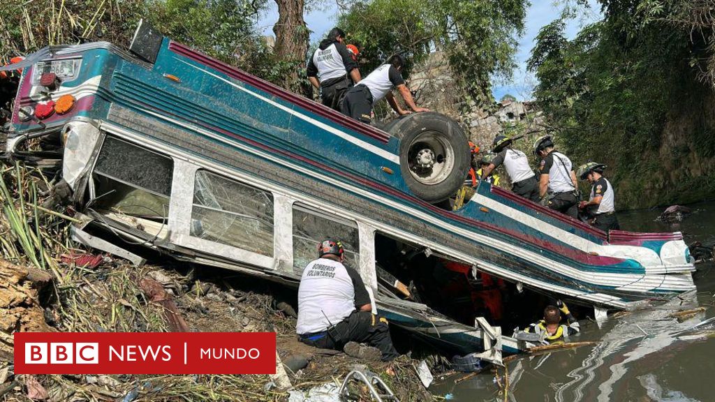 Al menos 54 muertos tras caer un autobús desde un puente en Guatemala