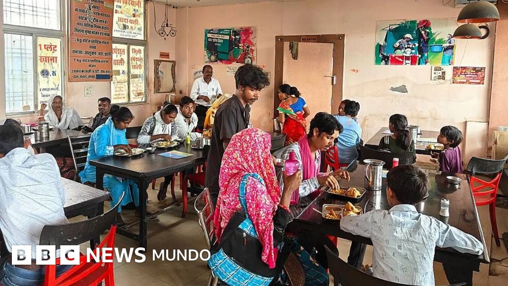 Las cafeterías en India en las que los clientes pagan con basura 