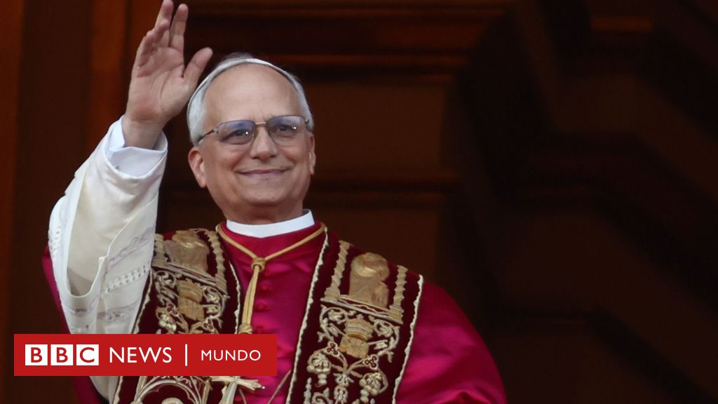 Las vestimentas tradicionales que León XIV recuperó en su presentación como nuevo papa