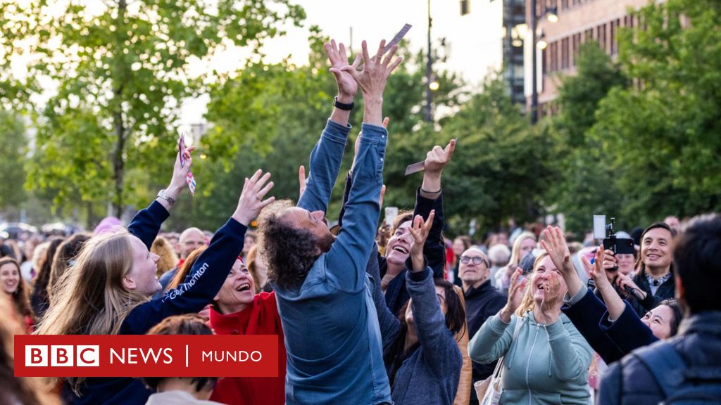 Casagrande, los chilenos que lanzan miles de poemas sobre ciudades que fueron bombardeadas en el pasado