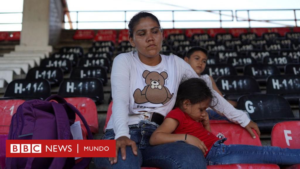 Las imágenes de miles de personas que se refugian en un estadio por los enfrentamientos entre el ELN y disidencias de las FARC en Colombia