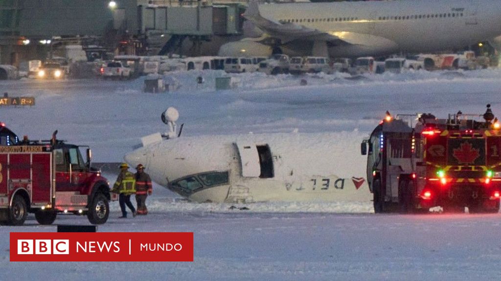 Cómo sobrevivieron los pasajeros del avión que volcó al aterrizar en Toronto y por qué el diseño de los asientos fue clave