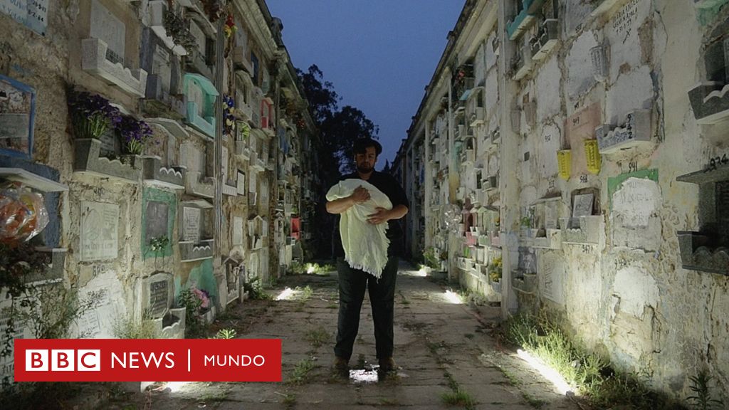 Naufus Ramírez-Figueroa, el reconocido artista que llora con una manta a su hermano de 2 años muerto en la guerra civil de Guatemala