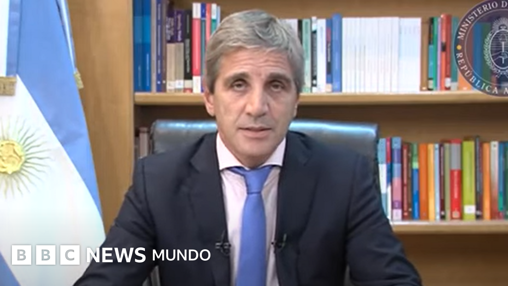 Devaluación del peso y otras 9 medidas anunciadas por el gobierno de Milei para hacer frente a la crisis en Argentina (y las dudas que dejan)