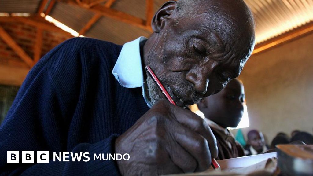 La inspiradora historia del hombre que empezó la escuela primaria a los 84 años de edad