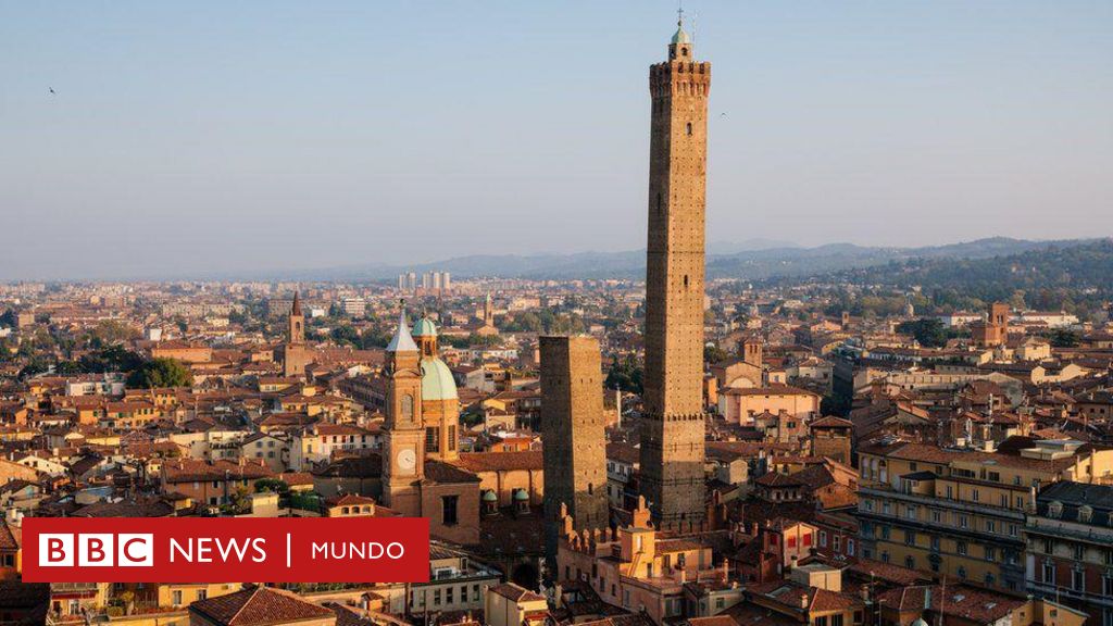 Garisenda, la torre inclinada de Bolonia, es clausurada por temor a que se derrumbe