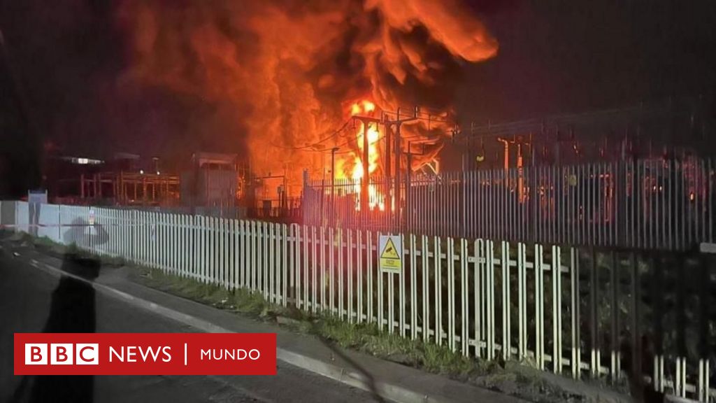 Caos por el cierre del aeropuerto de Heathrow en Londres, el de más tráfico en Europa, debido a un incendio