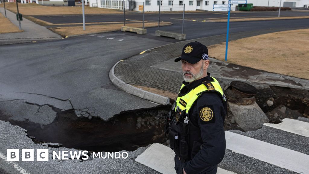 Grindavík, el pueblo de Islandia que se está hundiendo 4 cm al día por la inestabilidad volcánica que vive el país