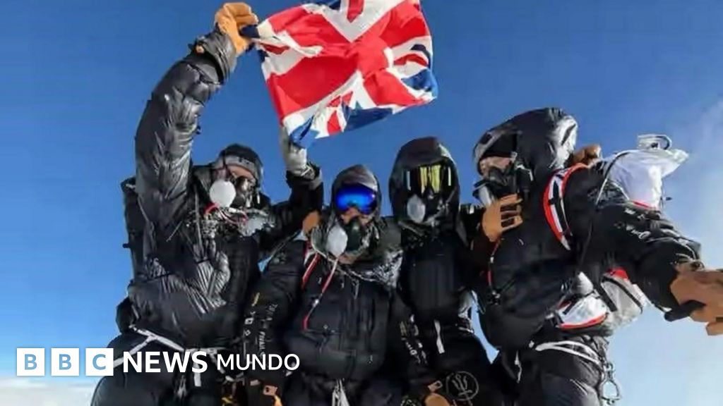 Exmilitares británicos rompen récord al escalar el Everest con gas xenón