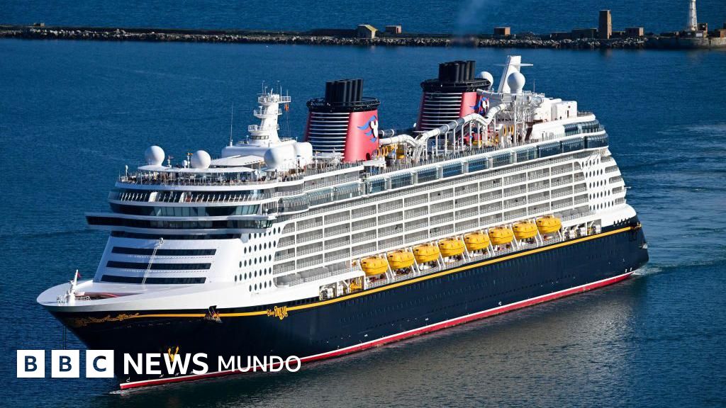 Valiente padre se lanza al mar para salvar a su hija en crucero de Disney