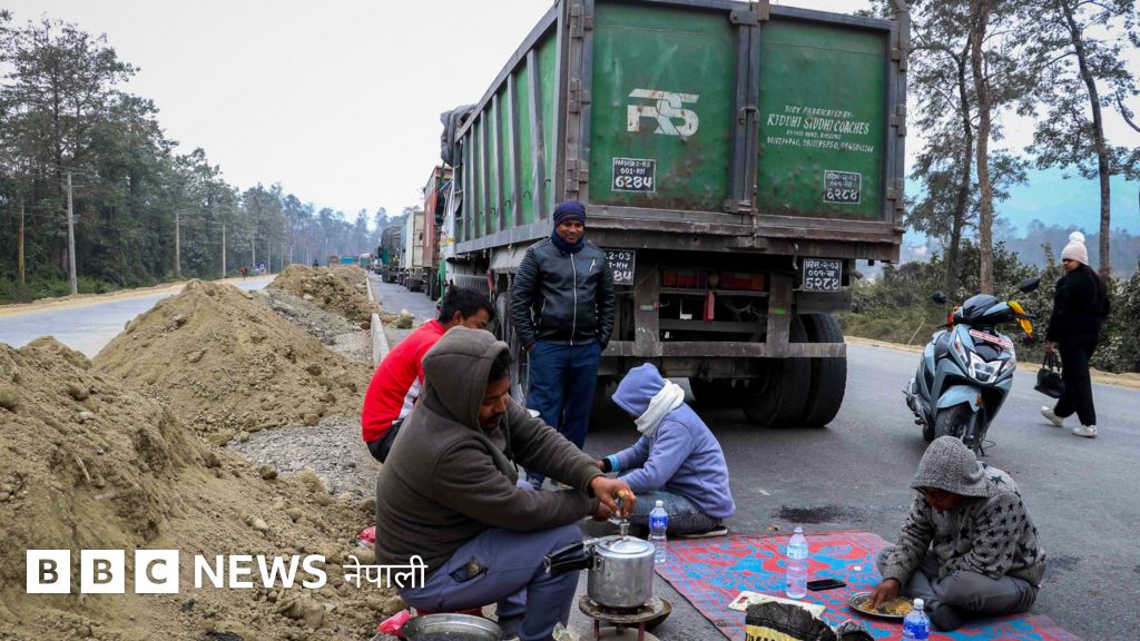 नेपालभरि शीतलहर,  दाउन्नेको सडक हिलो र चिप्लो हुँदा सयौँ सवारीसाधन र यात्रु अलपत्र